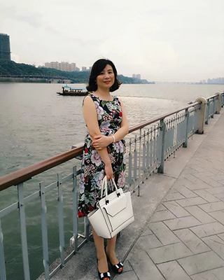 何女士