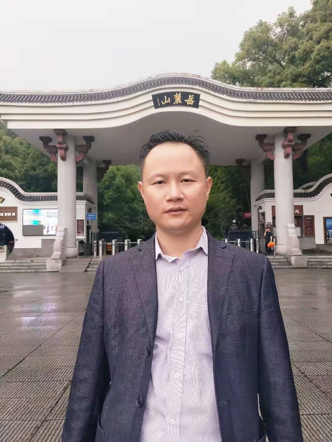 何先生