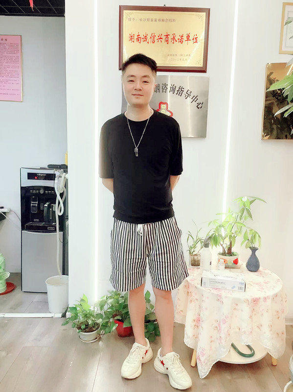 何先生