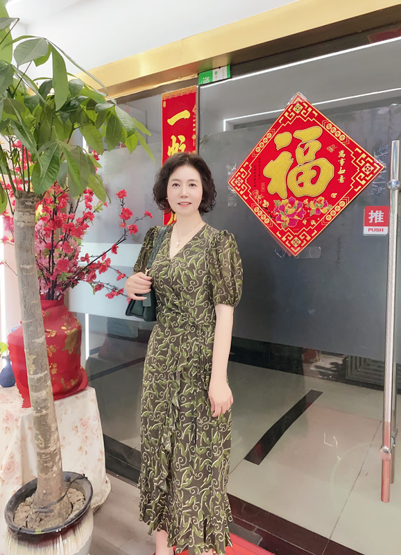 丁女士 